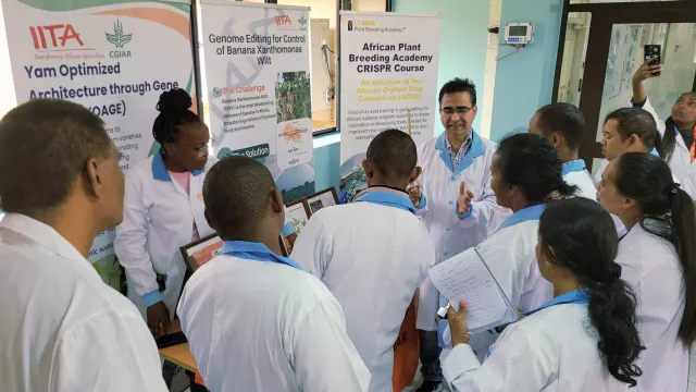 Dr Jaindra demonstrating IITA’s research work to the delegates.