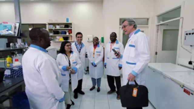 Dr Lawrence Kent interacts with IITA and CIP researchers during the laboratory tour.
